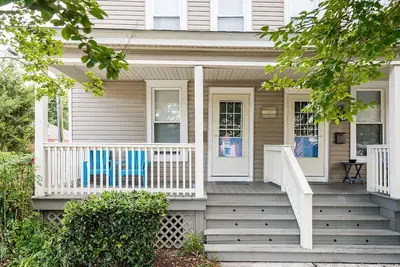 Image de Across from the park and 2 blocks from beach & restaurants- Left side of duplex