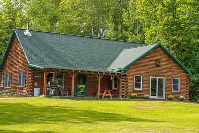 Image de Log cabin, King bed! ! ! Private beach! !