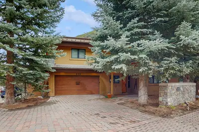 Ski-in/ski-out chalet with fireplace, furnished deck, & alfresco dining