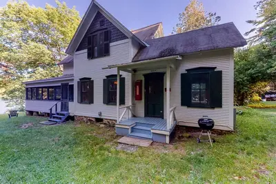Image de Dog-friendly cabin right on the lake with lots of space, screened porch, & boats