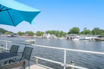Cute riverfront condo w/ shared deck, and kitchenette - close to beach