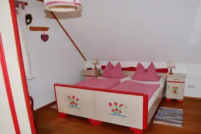 Image de Family-friendly vacation home with 2 separate apartments. Bedrooms