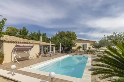 Image de Villa Mireillo - Villa cosy avec piscine privée pour 6p à seulement 200m du village provençal de Noves