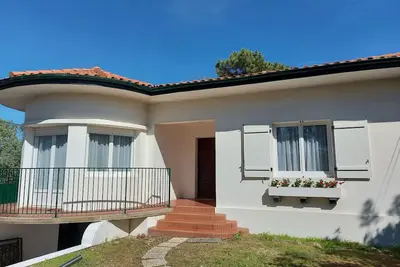 Image de Maison ensoleillée et au calme proche de la plage et du centre