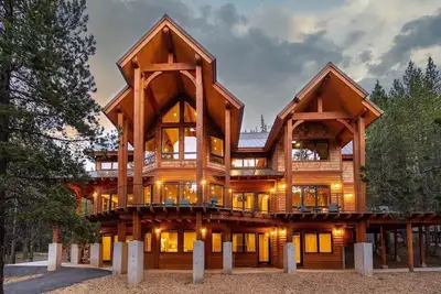 Image de Spectacular Luxury Lodge Home w/Hot Tub, Sauna on Private Lake Sleeps 16-20 Bend