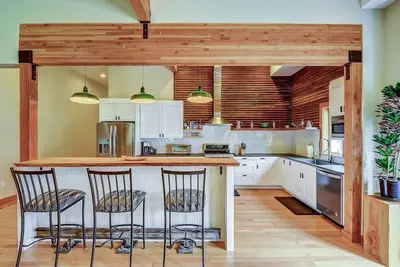 Image de Luxe historic lodge w/ spa in heart of Cascades