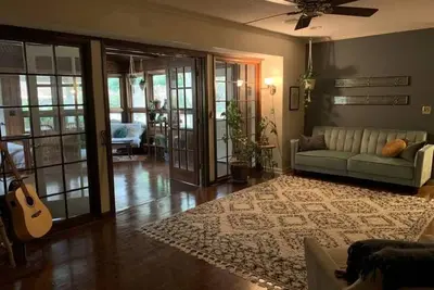 Image de Peaceful Family Getaway just minutes from Square