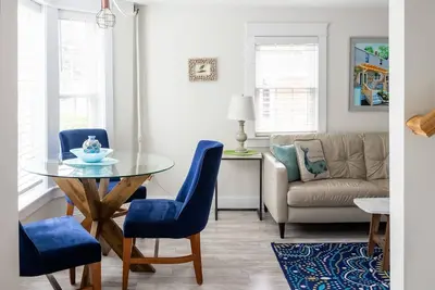 Image de Contemporary  Elegance Meets Coastal decor