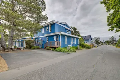 Image de House w/ Hot Tub & Deck - Walk to Seaside Beach!