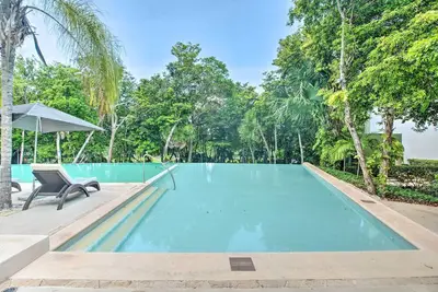 Penthouse w/ Infinity Pool & Golf Course in Akumal