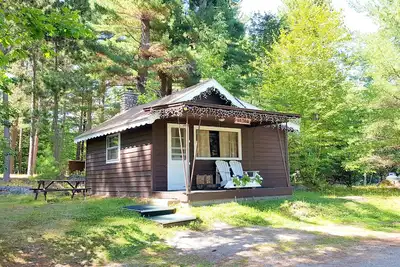 Image de Rustic Cabin in beautiful environment under Pine Trees