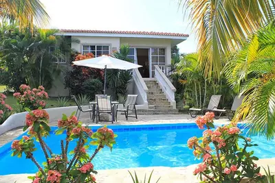 Image de Visitor-friendly 2bd villa, pool, near beach, clubs, restaurants, shops, bars!