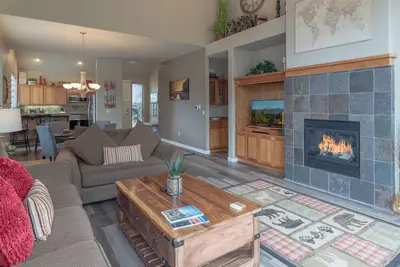 Image de Eagle Crest ~ Beautiful creekside townhome ~ Dog Friendly!