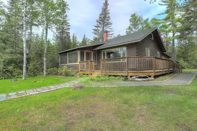 Image de Camp Chuck-a-luck - Nice log cabin with flat lawn to waterfront