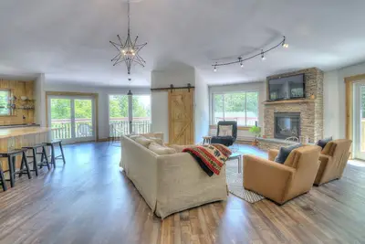 Image de The Carousel - Unique design, beautiful open living space!