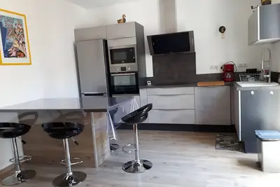 Image de Appartement 93 M 2, 4 personnes, 2 chambres, climatisé avec wifi, dans village
