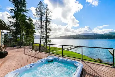 Image de Spacious Lake Whatcom Waterfront Home - Luxury from Sunrise to Sunset!