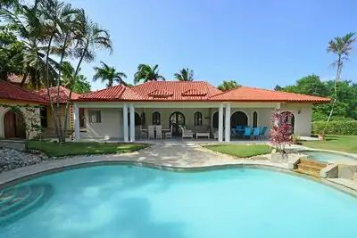 Image de 7bd Guest-Friendly Villa with Private Pool, Jacuzzi and Billiard, near Beach!