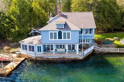 Image de Lakefront house in the town of Bolton right on the water with private dock space