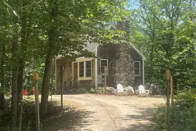 Image de Cozy and Private Cabin on Almost 2 Acres w/Stone Fireplace in White Mountains