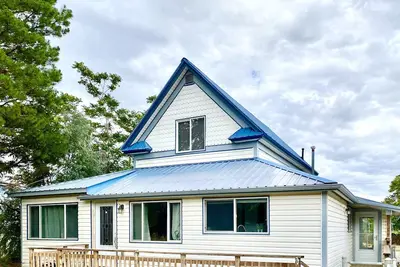 Image de Country farmhouse with outdoor entertaining area