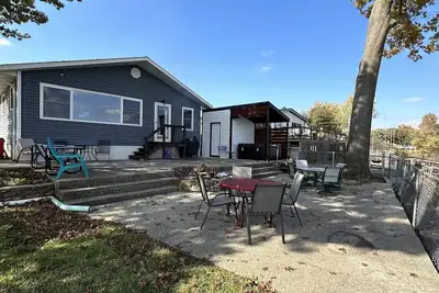 Image de Lake Front With shared Boat Dock and private hot tub