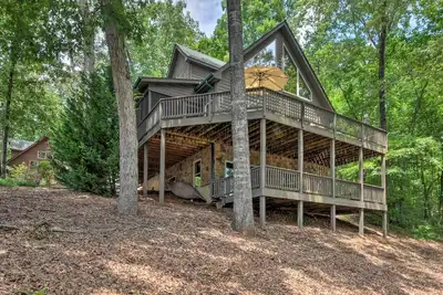 Image de Spacious Seneca Retreat - Steps to Lake Keowee!
