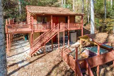 Image de Cozy & secluded family-friendly home with a private hot tub & spacious deck