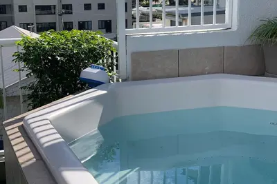 Image de ‘Rainbow Retreat@The Bay - Private Rooftop Terrace and Spa plus Ocean Views!