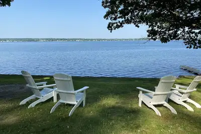 Image de Beautiful home with 180' of Lakefront!