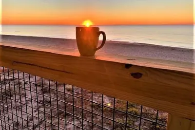 Image de Beach front, hot tub, game room, fenced yard, dog friendly & gear credit!