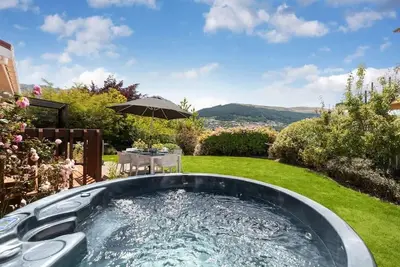 Image de Tranquil Heights | Playgrounds close by | Hot Tub