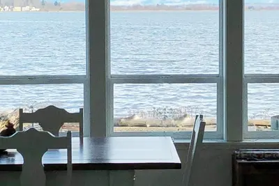 Image de Charming Beach Front Getaway at Sandy Point