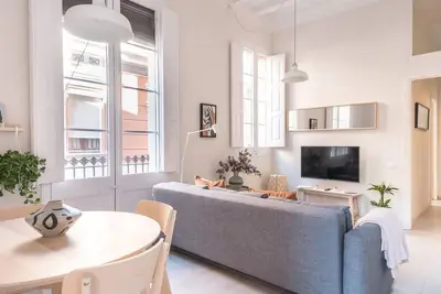 Image de Terrasse confortable et vie locale à Gracia