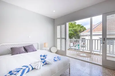 Image de Restored 2br Monumental Townhouse W/ Stylish Interior Design & Large Balcony