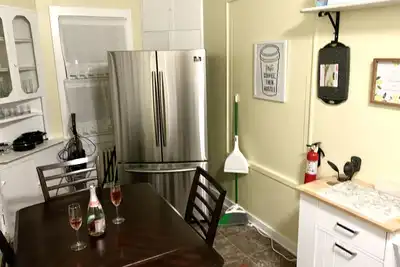 Image de Cozy 1 bedroom apartment  can sleep 4  queen size bed couch in living room