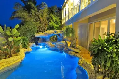 Image de Luxury Home with 60' Deep Water Dock, Waterfall Pool, HotTub, A/C and WiFi