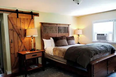 Image de Deluxe Queen Suite with pull-out love seat, private entrance