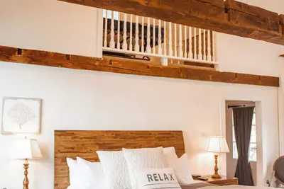 Image de Luxury King Cottage, 2 twin beds in loft, fireplace, private entrance