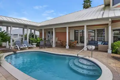 Image de Heated Pool, Deck, Golf Cart & Near to Beach + Free Attraction Tickets!