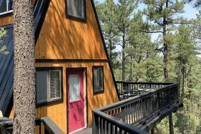 Image de Heathers Treehouse Cabin
