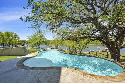 Image de Open Water Luxury Lbj House with Heated Pool and Lakeside Pavilion! Sleeps 17
