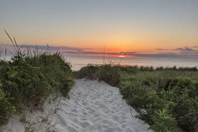 Image de Pet Friendly! Water Views from roof deck. Steps to the beach and sunsets.