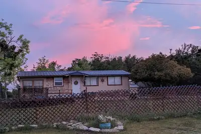 Image de Escape to a Cute Cottage type 2/1 \"Big\" Tiny Home in the heart of Canyon Lake.