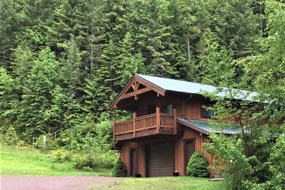 Image de Get away from the stress and strain of life at this romantic mountain cabin.