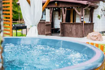 Image de Domek z jacuzzi w środku lasu, brak sąsiadów, 2 km od zwartej zabudowy.