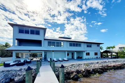Luxury 4/4. 5 Sfh Oceanfront home w private pool