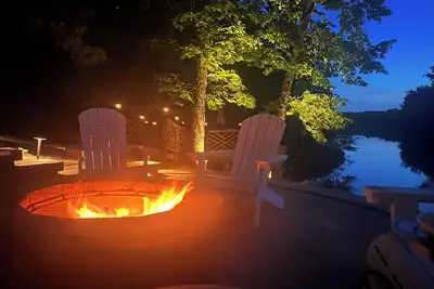 Image de Gorgeous Lakefront Getaway - Innsbrook Chalet with Outdoor Spa!