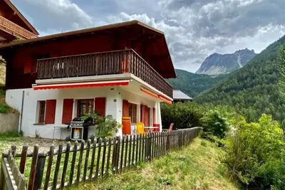 Image de Extérieur : Chalet pour 6 personnes à proximité du funiculaire de St-Luc, terrasse avec mobilier de