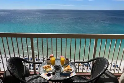 Image de 18th Floor Pelican Beachfront with Ocean View